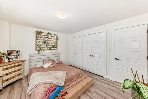 340 Tartan Circle West, Lethbridge, AB - Indoor Photo Showing Bedroom