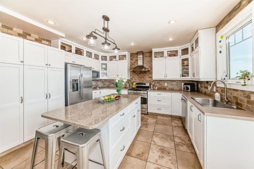 340 Tartan Circle West, Lethbridge, AB - Indoor Photo Showing Kitchen