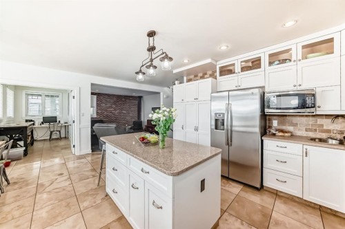 340 Tartan Circle West, Lethbridge, AB - Indoor Photo Showing Kitchen