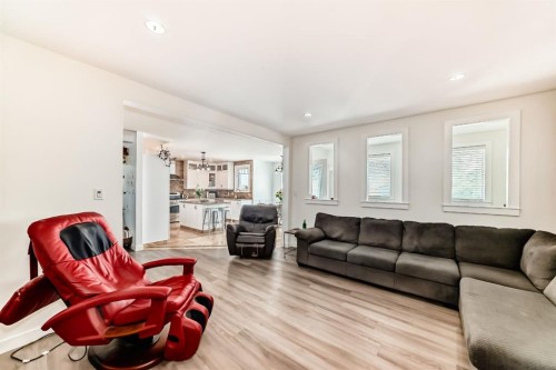 340 Tartan Circle West, Lethbridge, AB - Indoor Photo Showing Living Room