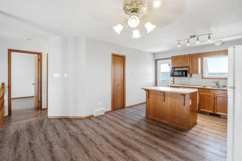 199 Mt Crandell Crescent West, Lethbridge, AB - Indoor Photo Showing Kitchen