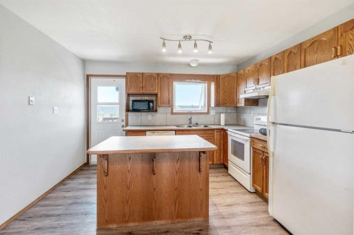 199 Mt Crandell Crescent West, Lethbridge, AB - Indoor Photo Showing Kitchen With Double Sink