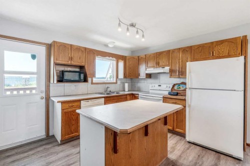 199 Mt Crandell Crescent West, Lethbridge, AB - Indoor Photo Showing Kitchen With Double Sink