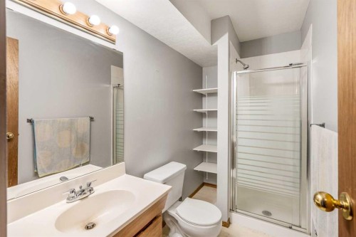 199 Mt Crandell Crescent West, Lethbridge, AB - Indoor Photo Showing Bathroom