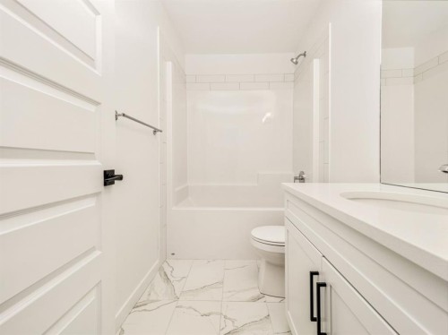 182 Caribou Bend North, Lethbridge, AB - Indoor Photo Showing Bathroom