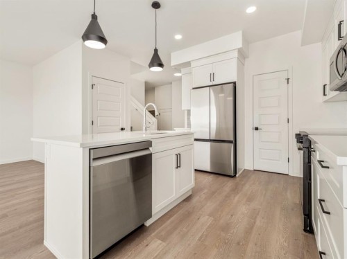 182 Caribou Bend North, Lethbridge, AB - Indoor Photo Showing Kitchen With Upgraded Kitchen