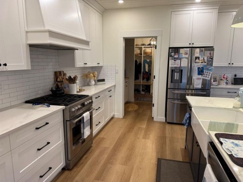 902 Fairway Boulevard West, Cardston, AB - Indoor Photo Showing Kitchen With Upgraded Kitchen