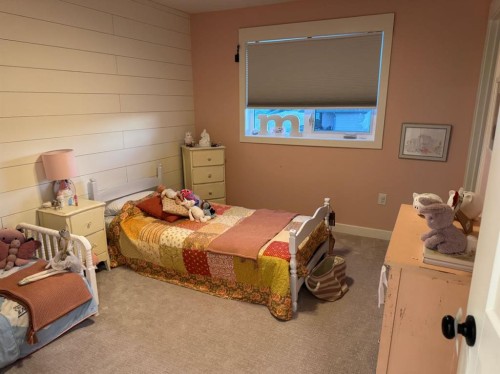 902 Fairway Boulevard West, Cardston, AB - Indoor Photo Showing Bedroom