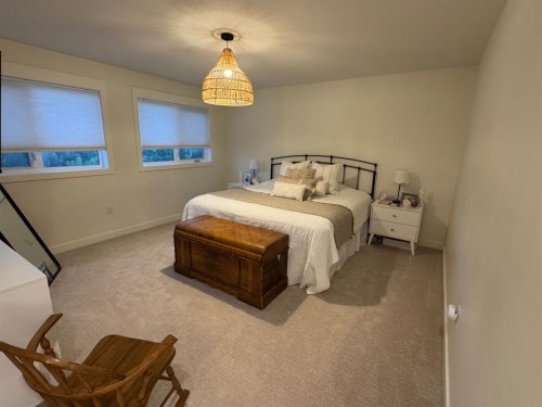 902 Fairway Boulevard West, Cardston, AB - Indoor Photo Showing Bedroom