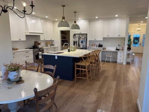 902 Fairway Boulevard West, Cardston, AB - Indoor