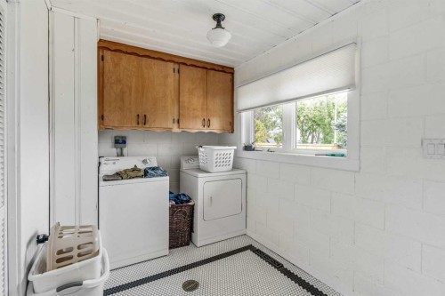149 20 Street, Fort Macleod, AB - Indoor Photo Showing Laundry Room