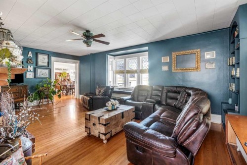 149 20 Street, Fort Macleod, AB - Indoor Photo Showing Living Room