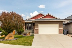 5 Riverford Close WEST Lethbridge, AB T1K 8E5