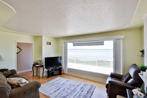 174068 Range Road 214, Rural Vulcan County, AB - Indoor Photo Showing Living Room