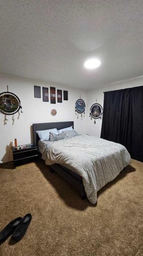 207 Centre Avenue Ne, Milk River, AB - Indoor Photo Showing Bedroom
