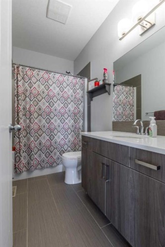 5401 43 Street, Taber, AB - Indoor Photo Showing Bathroom