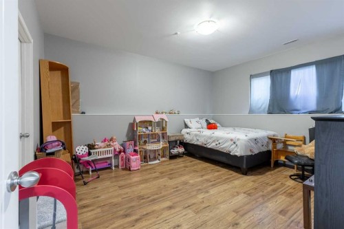 5401 43 Street, Taber, AB - Indoor Photo Showing Bedroom