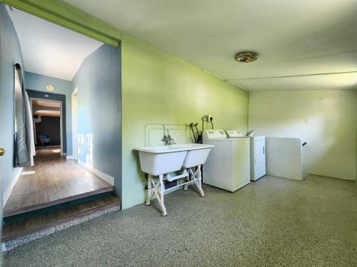 611 9 Avenue North, Lethbridge, AB - Indoor Photo Showing Laundry Room