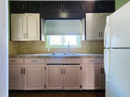 611 9 Avenue North, Lethbridge, AB - Indoor Photo Showing Kitchen