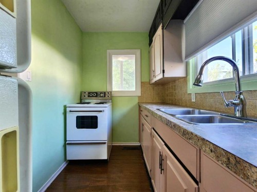 611 9 Avenue North, Lethbridge, AB - Indoor Photo Showing Kitchen With Double Sink