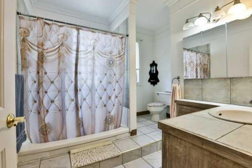 5202 52 Street, Taber, AB - Indoor Photo Showing Bathroom