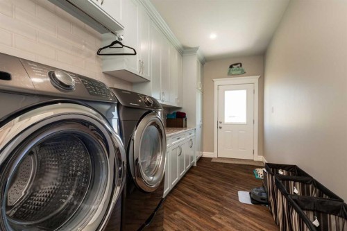 1 Edgemoor Way West, Lethbridge, AB - Indoor Photo Showing Laundry Room
