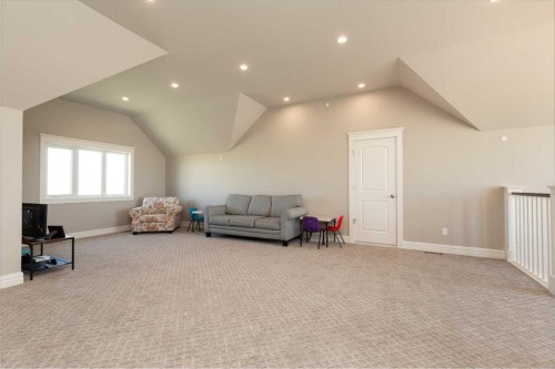 1 Edgemoor Way West, Lethbridge, AB - Indoor Photo Showing Other Room
