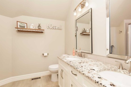 1 Edgemoor Way West, Lethbridge, AB - Indoor Photo Showing Bathroom