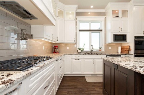 1 Edgemoor Way West, Lethbridge, AB - Indoor Photo Showing Kitchen With Upgraded Kitchen