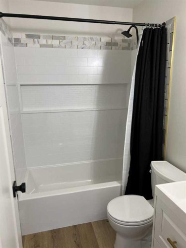 4932 57 Avenue, Taber, AB - Indoor Photo Showing Bathroom