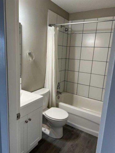 4932 57 Avenue, Taber, AB - Indoor Photo Showing Bathroom