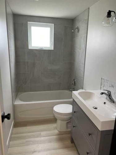 4932 57 Avenue, Taber, AB - Indoor Photo Showing Bathroom