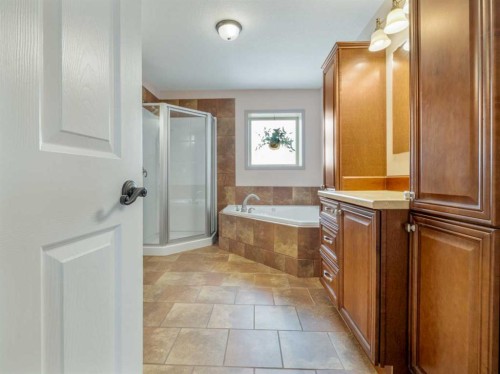 996 2 Avenue West, Cardston, AB - Indoor Photo Showing Bathroom