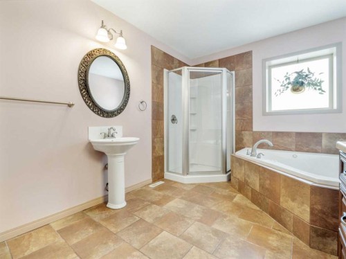 996 2 Avenue West, Cardston, AB - Indoor Photo Showing Bathroom