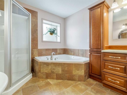 996 2 Avenue West, Cardston, AB - Indoor Photo Showing Bathroom