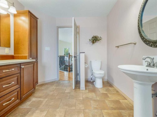 996 2 Avenue West, Cardston, AB - Indoor Photo Showing Bathroom