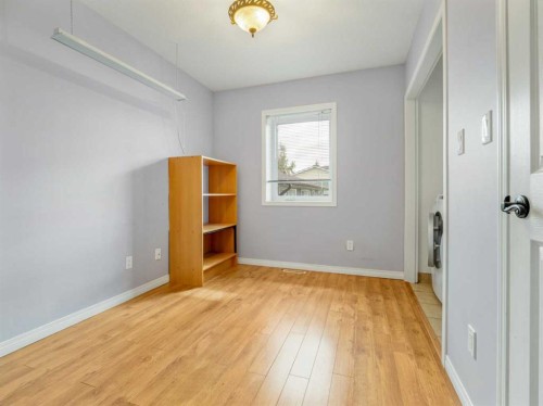 996 2 Avenue West, Cardston, AB - Indoor Photo Showing Other Room