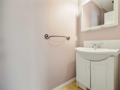996 2 Avenue West, Cardston, AB - Indoor Photo Showing Bathroom