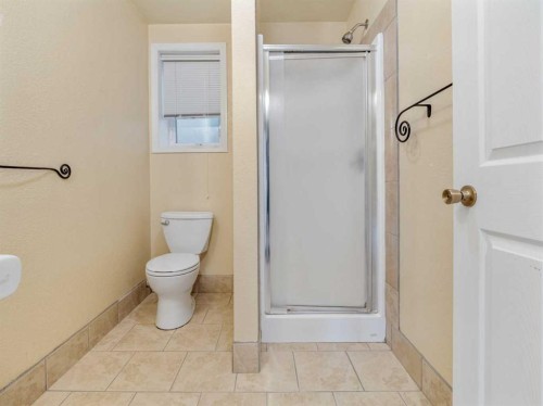 996 2 Avenue West, Cardston, AB - Indoor Photo Showing Bathroom
