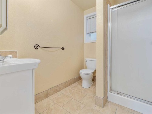 996 2 Avenue West, Cardston, AB - Indoor Photo Showing Bathroom