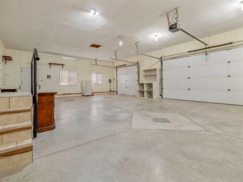 996 2 Avenue West, Cardston, AB - Indoor Photo Showing Garage