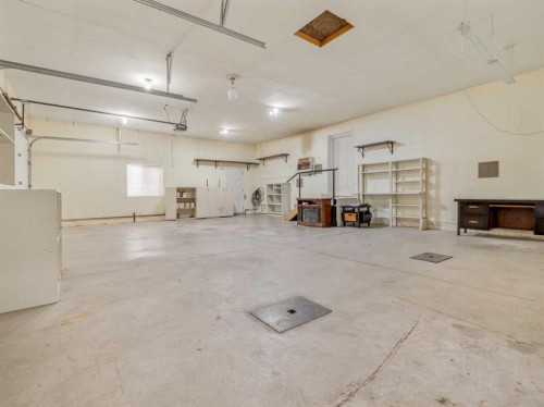 996 2 Avenue West, Cardston, AB - Indoor Photo Showing Garage