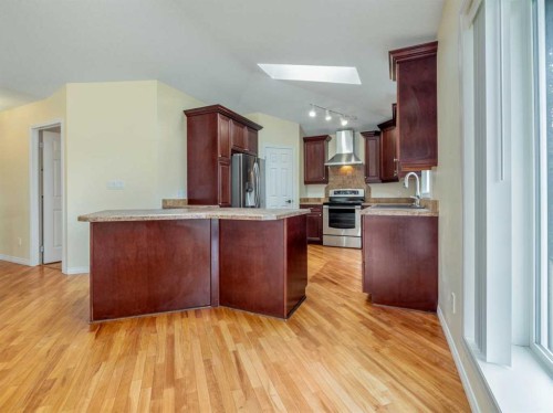 996 2 Avenue West, Cardston, AB - Indoor Photo Showing Kitchen