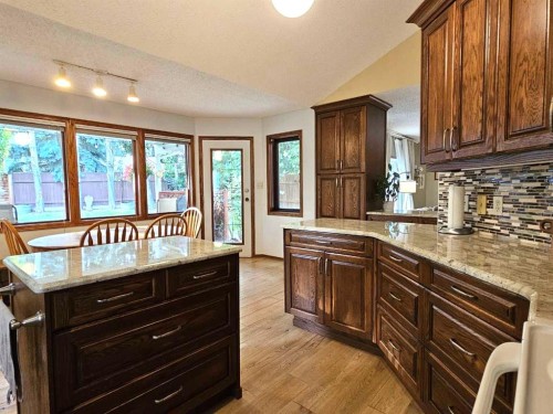 125 Sherwood Place West, Lethbridge, AB - Indoor Photo Showing Kitchen
