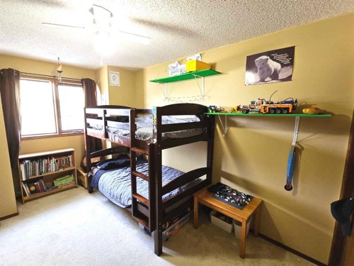 125 Sherwood Place West, Lethbridge, AB - Indoor Photo Showing Bedroom