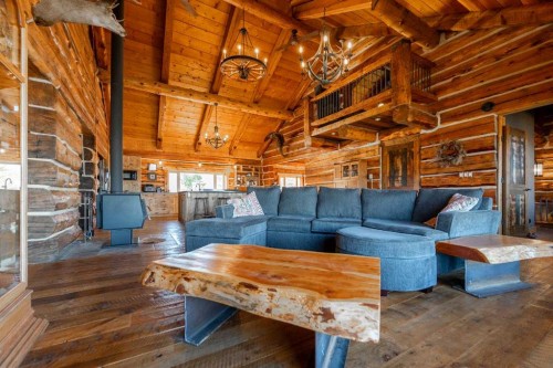 104103 Range Rd 20-1A, Rural Lethbridge County, AB - Indoor Photo Showing Living Room