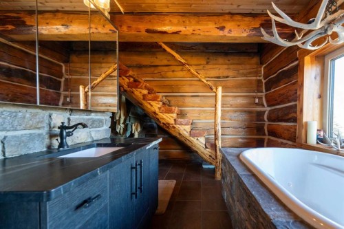 104103 Range Rd 20-1A, Rural Lethbridge County, AB - Indoor Photo Showing Bathroom