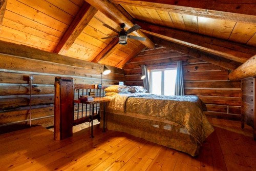 104103 Range Rd 20-1A, Rural Lethbridge County, AB - Indoor Photo Showing Bedroom