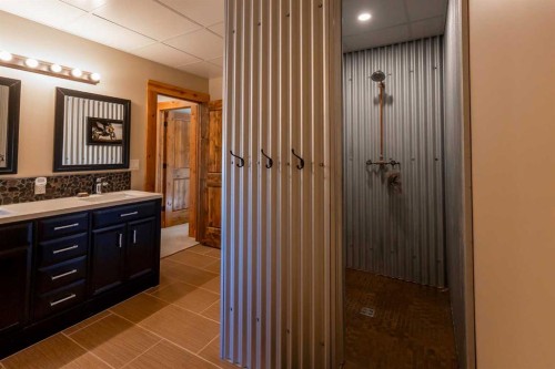 104103 Range Rd 20-1A, Rural Lethbridge County, AB - Indoor Photo Showing Bathroom