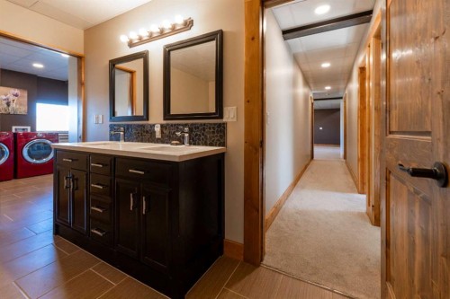 104103 Range Rd 20-1A, Rural Lethbridge County, AB - Indoor Photo Showing Bathroom